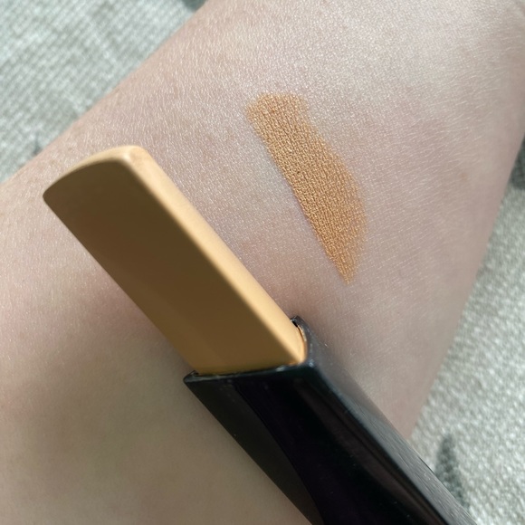Hourglass Foundation in Shade Buff - Picture 5 of 5